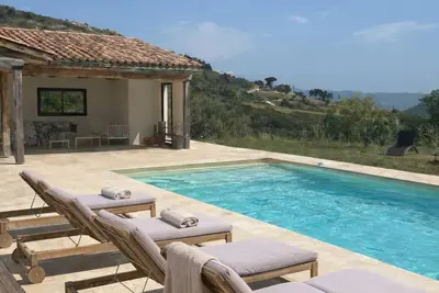 Image de Villa avec piscine privée entre mer et montagne, environnement calme