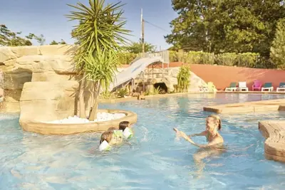 Image de ZEcamping 4 étoiles familial piscine couverte locatif Tv Bbq clim 23m2