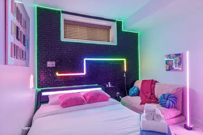 Image de Arcade | Neon Lights | 70 min Banff | Local Coffee