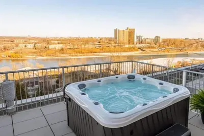 Image de Private Hot Tub, River Views, Walk to Stampede