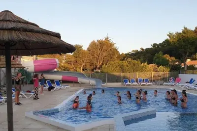 Image de ZEcamping 4* animé piscine couverte 1km plage fitness mobil-home Tv
