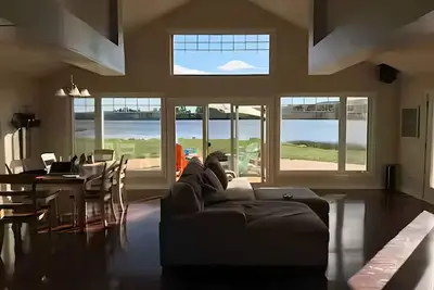 Image de Winter Wonderland Cottage | Private Lakefront Stay