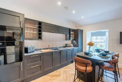 Image de Luxury New Inverness Apartment – Prime Location