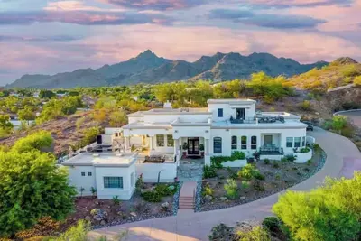 Image de Luxury Home: Breathtaking Views, Salt Pool & Gym
