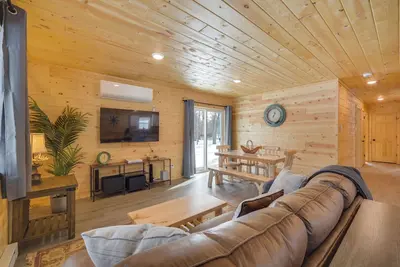 Image de Fish, Swim, Play: 'Voyager’s' Family Cabin w/ Yard
