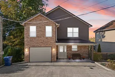 Image de Lake It Easy ~ 3-Lvl Home W/ Hot Tub