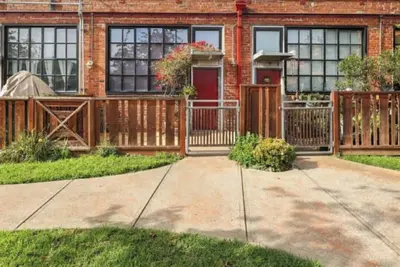 Image de Brick Loft- an Artist's / Musician's Dream Space -Gated Urban Gem!