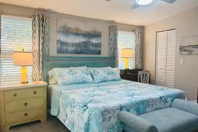 Image de 3/2 Beachy Hibiscus Volleyball/Bikes/Firepit/Grill