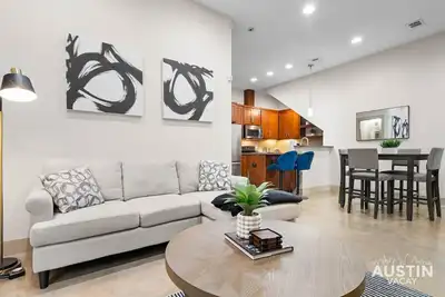 Image de Barton Springs & SoCo Ease | Bright Family Home w Yard, Garage & Workspace