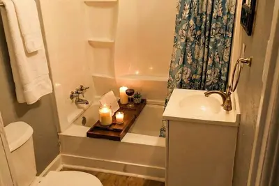Image de Charming 2-Bedroom Oakland Home Near Bart – Flexible Lease