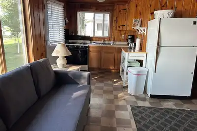 Image de Cozy 2-bedroom cabin on beautiful Lake Holcombe with Ac