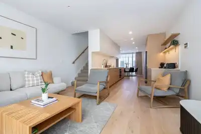 Image de Great Location. Central City Townhouse + Garage