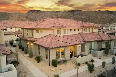 Image de Pool, lazy river, pickle ball, sleeps 14, fire pit