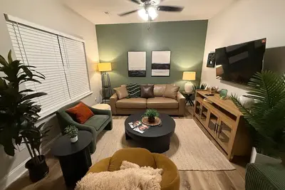 Image de Stylish | Pvt Baths | Minutes to Shopping & Dining