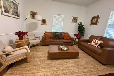 Image de Charming 2-Bedroom/1 Bath Near Everything