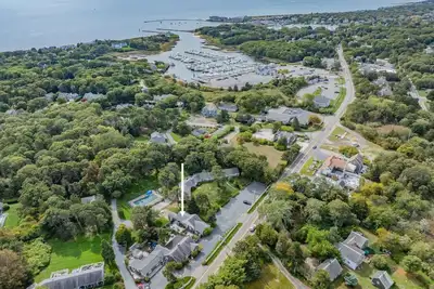 Image de Charming Cape Cod Cottage with Pool Near Red River Beach