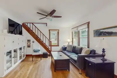 Image de Spacious home with kitchen, wifi, front porch & easy beach access