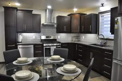 Image de 1 minute from Acc, 5 minutes from the hospital, book the full house!