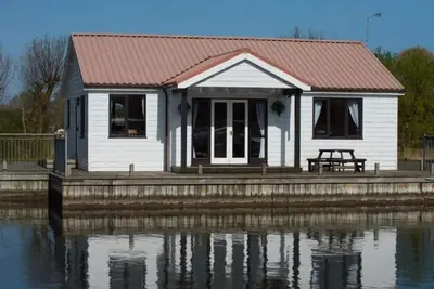 Image de Swift Cottage, Norfolk Broads riverside holiday rental with boat mooring