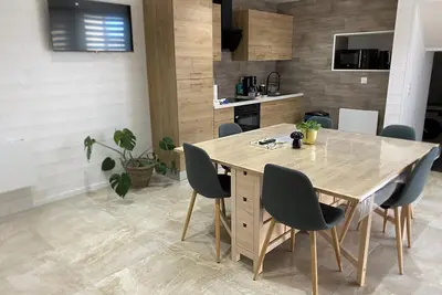 Image de Apparentement indépendant spacieux au secteur calme