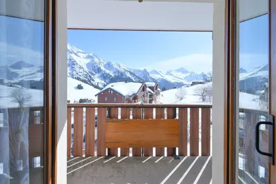 Image de Appartement Dialy Manigod – Vue imprenable sur les Aravis, balcon & accès skis aux pieds!