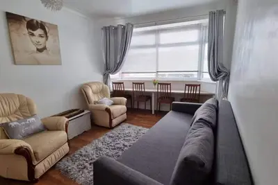 Image de Sleeps 9, pet-friendly, with dedicated workspace and free parking