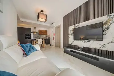 Image de Central Gzira 2br Apartment | Balcony & Comfort
