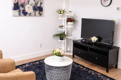 Image de 2 bedroom beautiful basemen suites, close to west Edmonton Mall