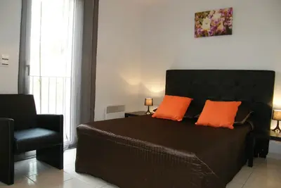 Image de 2ch, trés grand jardin, 4pers, wifi parking 2km mer 67m2, sur demande ok animaux