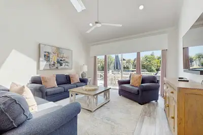 Image de Gorgeous waterfront dog-friendly Villa with patio, deck, golf cart & shared pool