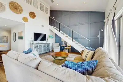 Image de Ideally located beachfront home with balcony, washer&dryer, Ac, & amazing views