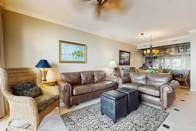 Image de Elegant getaway with stunning view, lagoon pool & pickleball - close to shops