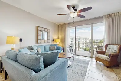 Image de Elegant abode overlooking the pool with beach access, tennis & pickleball