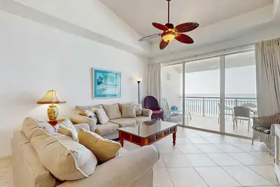 Image de Gorgeous beach condo with furnished balcony, panoramic view & pickleball