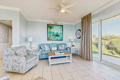 Image de Conveniently located Gulf condo with spacious layout, pool & pickleball