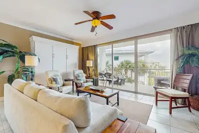 Image de Lovely condo with pool, hot tub, modern furnishings, pickleball - near beach