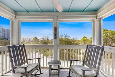 Image de Gorgeous townhouse, plenty of space, lots of games, shared pool, close to beach