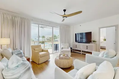 Image de 2nd-floor condo with beach access, pool, tennis, pickleball, hot tub, balcony