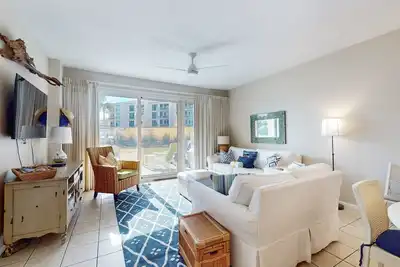 Image de Beachfront condo with 2 beach chairs included & pickleball - short walk to dining