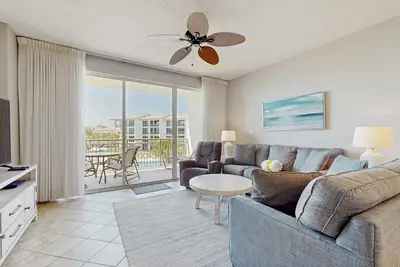 Image de Airy beachfront condo with balcony views, lagoon pool, tennis & pickleball
