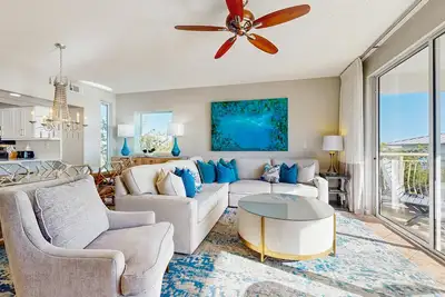 Image de Beach dwelling with great view, pool & pickleball - snowbird-friendly