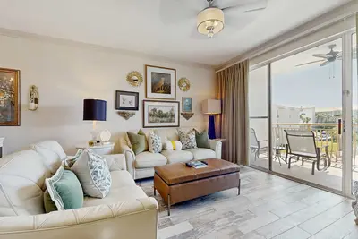 Image de Condo with pickleball - steps from the Gulf & quick walk to dining & shops