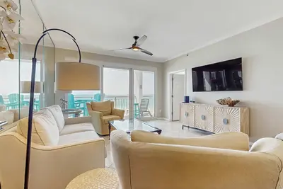 Image de Open-concept beachfront home with balcony, lagoon pool, beach access, pickleball