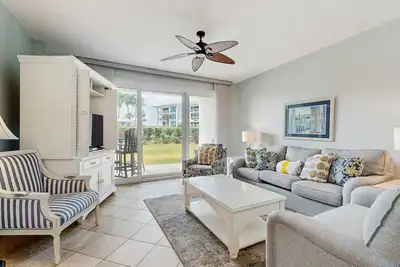 Image de Gorgeous home with tennis, pickleball, pool & hot tub - steps from the beach
