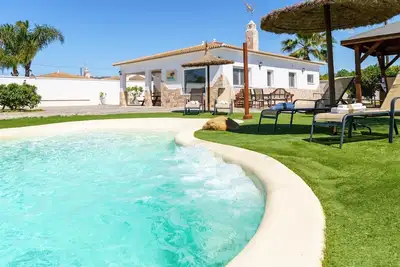 Image de Country House Serrano – Villa privée, piscine chauffée, minigolf, ping-pong, basket