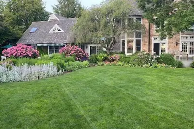 Image de Classic Bridgehampton Home, Stunning Gardens, Private Heated Pool, Great. . .