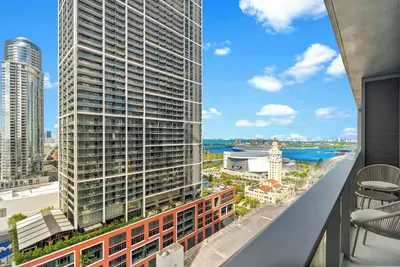 Image de Modern Condo + Den | In the Heart of Downtown