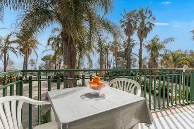 Image de Appartement 'I Ciottoli Dello Ionio - Apt 10' avec vue sur la mer, terrasse commune et balcon