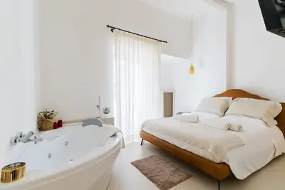 Image de Bacchus Luxury Home Suite Ancienne à Otrante : Spa, Cheminée, Parking, Wifi, Clim