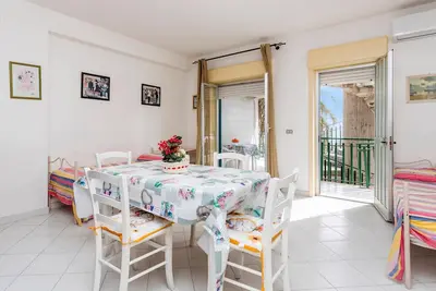 Image de Appartement 'I Ciottoli Dello Ionio - Apt 10' avec vue sur la mer, terrasse commune et balcon